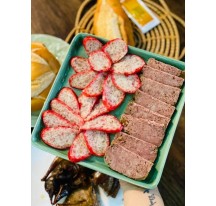 Xúc xích đỏ truyền thống